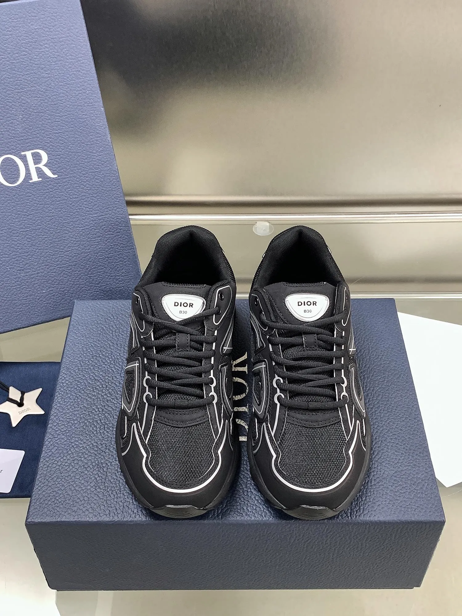 👟👟Ex-factory price 660👟👟 Newly upgraded Dior B30 series dad sneakers. New B30 sneakers. Dad Shoes style shoes that follow the trend of the retro market. The Dior logo on the tongue also indicates that this pair of shoes is the B30 model! B30 uses fine-textured leather and mesh cloth materials to form a shoe body. There are conspicuous letters CD on both sides of the shoe body to indicate identity. Many lines on the shoe body outline details to make the shoes look less monotonous and full of retro flavor. The delivery counter is exquisitely packaged🛍📦 ▪️Fabric: Original customized technical fabric + mesh ▪️Inner lining: Customized breathable lining ▪️Outsole: IP+TPU outsole ▪️Sole thickness: 3.5CM ▪️Size: Women’s size 35-40 / Men’s size 39-45